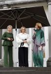 Soestdijk 20 november 2024
Prinses Margarita opent de tentoonstelling schitteren op Soestdijk . Patrick v Katwijk heeft de fotos gemaakt . Prinses Margarita  Maya Meijer-Bergmans en curator Nicole Uniquole