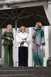 Soestdijk 20 november 2024
Prinses Margarita opent de tentoonstelling schitteren op Soestdijk . Patrick v Katwijk heeft de fotos gemaakt . Prinses Margarita  Maya Meijer-Bergmans en curator Nicole Uniquole