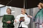 Soestdijk 20 november 2024
Prinses Margarita opent de tentoonstelling schitteren op Soestdijk . Patrick v Katwijk heeft de fotos gemaakt . Prinses Margarita  Maya Meijer-Bergmans en curator Nicole Uniquole