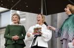 Soestdijk 20 november 2024
Prinses Margarita opent de tentoonstelling schitteren op Soestdijk . Patrick v Katwijk heeft de fotos gemaakt . Prinses Margarita  Maya Meijer-Bergmans en curator Nicole Uniquole