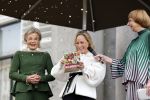 Soestdijk 20 november 2024
Prinses Margarita opent de tentoonstelling schitteren op Soestdijk . Patrick v Katwijk heeft de fotos gemaakt . Prinses Margarita  Maya Meijer-Bergmans en curator Nicole Uniquole