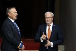 Amsterdam 3 december 2024
Uitreiking Prins Calus prijzen in het paleis op de dam . Aanwezig names koninklijke familie , Koning Willem Alexander Prins Constantijn Prinses Laurentien  en Prinses Mabel . Hofmaarschalk Sjoert Klein Schiphorst