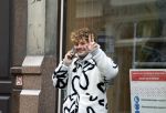 Amsterdam 6 november 2024
Soy Kroon bellend op straat in het centrum van Amsterdam.