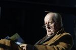 Amsterdam 3 november 2024
Theo Hiddema in het zonnetje voor zijn huis genietend van het najaarszonnetje.