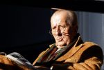 Amsterdam 3 november 2024
Theo Hiddema in het zonnetje voor zijn huis genietend van het najaarszonnetje.