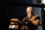 Amsterdam 3 november 2024
Theo Hiddema in het zonnetje voor zijn huis genietend van het najaarszonnetje.