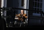 Amsterdam 3 november 2024
Theo Hiddema in het zonnetje voor zijn huis genietend van het najaarszonnetje.