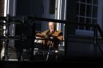 Amsterdam 3 november 2024
Theo Hiddema in het zonnetje voor zijn huis genietend van het najaarszonnetje.