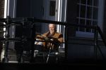 Amsterdam 3 november 2024
Theo Hiddema in het zonnetje voor zijn huis genietend van het najaarszonnetje.