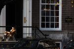 Amsterdam 3 november 2024
Theo Hiddema in het zonnetje voor zijn huis genietend van het najaarszonnetje.