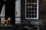 Amsterdam 3 november 2024
Theo Hiddema in het zonnetje voor zijn huis genietend van het najaarszonnetje.