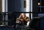 Amsterdam 3 november 2024
Theo Hiddema in het zonnetje voor zijn huis genietend van het najaarszonnetje.