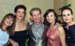 Den Bosch 8 april 2000

Addy vd Kromakker 50 jaar.

vlnr Sandra Reemer, Jet vd Mey, Addy, Pernilla la Lau en Ans Marcus

Peter Smulders BV