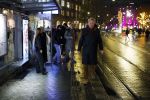 Amsterdam 18 november 2025
Adriaan v Dis met wandelstok in het centrum van Amsterdam wachtend op de tram.