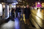 Amsterdam 18 november 2025
Adriaan v Dis met wandelstok in het centrum van Amsterdam wachtend op de tram.