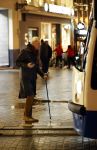 Amsterdam 18 november 2025
Adriaan v Dis met wandelstok in het centrum van Amsterdam wachtend op de tram.