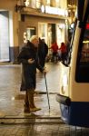 Amsterdam 18 november 2025
Adriaan v Dis met wandelstok in het centrum van Amsterdam wachtend op de tram.