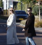Wilnis 9 november 2025
Andre Hazes en zijn vriendin Noa Braaf vertrekken vanaf hun huis .