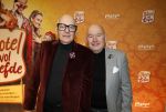 Amstelveen 176 november 2025
Premiere Hotel vol liefde in de schouwburg van Amstelveen . Arie Cupe met partner