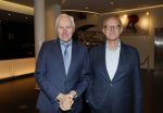 Amsterdam 26 oktober 2025
Boekpresentatie boek over 80 jaar het DeLaMar theater . Simone Kleinsma kreg uit handen van Janine v d Ende en Joop v d Ende het eerste exemplaar. Arthur Japin met partner