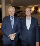Amsterdam 26 oktober 2025
Boekpresentatie boek over 80 jaar het DeLaMar theater . Simone Kleinsma kreg uit handen van Janine v d Ende en Joop v d Ende het eerste exemplaar. Arthur Japin met partner