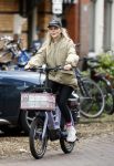 Amsterdam 13 november 2025
Chantal Janzen op de fiets in Amsterdam zuid.