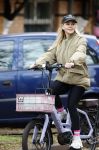 Amsterdam 13 november 2025
Chantal Janzen op de fiets in Amsterdam zuid.