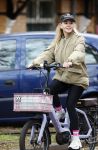 Amsterdam 13 november 2025
Chantal Janzen op de fiets in Amsterdam zuid.