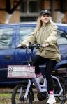 Amsterdam 13 november 2025
Chantal Janzen op de fiets in Amsterdam zuid.