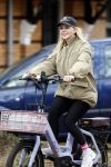 Amsterdam 13 november 2025
Chantal Janzen op de fiets in Amsterdam zuid.