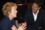 Amsterdam 26 oktober 2025
Boekpresentatie boek over 80 jaar het DeLaMar theater . Simone Kleinsma kreg uit handen van Janine v d Ende en Joop v d Ende het eerste exemplaar.