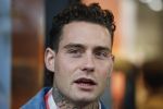 Hilversum 19 november 2025
Boekpresentatie boek Douwe Bob . Hij krijgt het eerste exeplaar uit handen van Arie Boomsma .