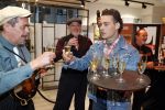 Hilversum 19 november 2025
Boekpresentatie boek Douwe Bob . Hij krijgt het eerste exeplaar uit handen van Arie Boomsma .