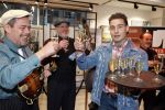 Hilversum 19 november 2025
Boekpresentatie boek Douwe Bob . Hij krijgt het eerste exeplaar uit handen van Arie Boomsma .