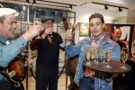 Hilversum 19 november 2025
Boekpresentatie boek Douwe Bob . Hij krijgt het eerste exeplaar uit handen van Arie Boomsma .