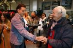 Hilversum 19 november 2025
Boekpresentatie boek Douwe Bob . Hij krijgt het eerste exeplaar uit handen van Arie Boomsma .