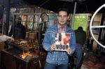 Hilversum 19 november 2025
Boekpresentatie boek Douwe Bob . Hij krijgt het eerste exeplaar uit handen van Arie Boomsma .