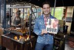 Hilversum 19 november 2025
Boekpresentatie boek Douwe Bob . Hij krijgt het eerste exeplaar uit handen van Arie Boomsma .