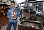 Hilversum 19 november 2025
Boekpresentatie boek Douwe Bob . Hij krijgt het eerste exeplaar uit handen van Arie Boomsma .