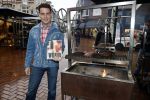 Hilversum 19 november 2025
Boekpresentatie boek Douwe Bob . Hij krijgt het eerste exeplaar uit handen van Arie Boomsma .