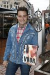 Hilversum 19 november 2025
Boekpresentatie boek Douwe Bob . Hij krijgt het eerste exeplaar uit handen van Arie Boomsma .
