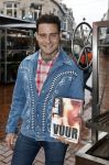Hilversum 19 november 2025
Boekpresentatie boek Douwe Bob . Hij krijgt het eerste exeplaar uit handen van Arie Boomsma .