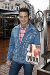 Hilversum 19 november 2025
Boekpresentatie boek Douwe Bob . Hij krijgt het eerste exeplaar uit handen van Arie Boomsma .