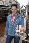 Hilversum 19 november 2025
Boekpresentatie boek Douwe Bob . Hij krijgt het eerste exeplaar uit handen van Arie Boomsma .