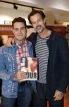 Hilversum 19 november 2025
Boekpresentatie boek Douwe Bob . Hij krijgt het eerste exeplaar uit handen van Arie Boomsma .