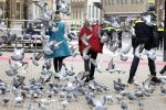 Den Haag 20 november 2025
 Prinses Amalia en haar vader Koning Willem Alexander bij de Grote Kerk, na de Bijzondere Verenigde Vergadering van de Eerste en Tweede Kamer, ter gelegenheid van de tachtigste verjaardag dat het parlement na de Tweede Wereldoorlog voor het eerst weer in gezamenlijkheid bijeenkwam. Eerste Kamervoorzitter Mei Li Vos Tweede Kamervoorzitter Thom van Campenvingen ze op . Heel veel duiven
