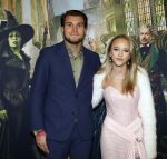 Amsterdam 18 november 2025
Premiere Wicked in het deLaMar theater . Emma Kok poseert met partner Jort Knoop