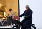 Amsterdam 27 november 2025
Ferdinand Grapperhaus op de fiets in Amsterdam zuid.