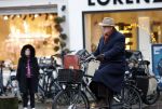 Amsterdam 27 november 2025
Ferdinand Grapperhaus op de fiets in Amsterdam zuid.