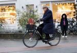 Amsterdam 27 november 2025
Ferdinand Grapperhaus op de fiets in Amsterdam zuid.